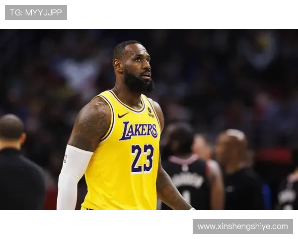 詹姆斯与足球明星的偶遇故事揭示了体育界的跨界友谊与合作 詹姆斯与足球明星的偶遇故事揭示了体育界的跨界友谊与合作