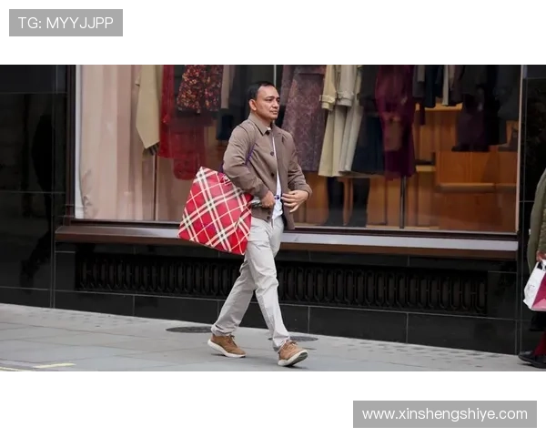 冬季街头时尚风潮足球明星们的独特穿搭与魅力展示