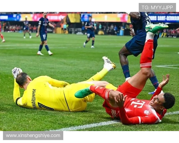 足球明星受伤瞬间揭示运动风险与职业生涯的脆弱性